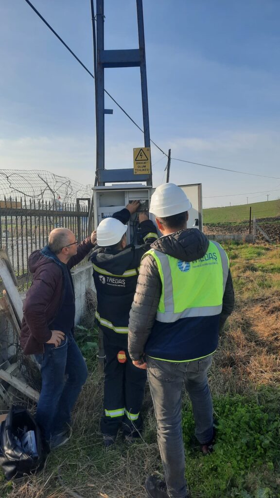 28 kWp çatı GES, Hayrabolu / Tekirdağ – şebeke bağlantısında saha ekibi